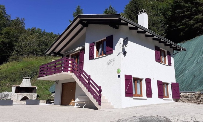 Rosureux Cottage | Idyllic Retreat for Fishing Enthusiasts with Spa & Lake View