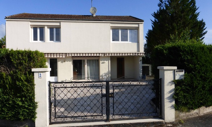La Fagette Hotel | Inviting Detached House in Bugue with Pool & Restaurant