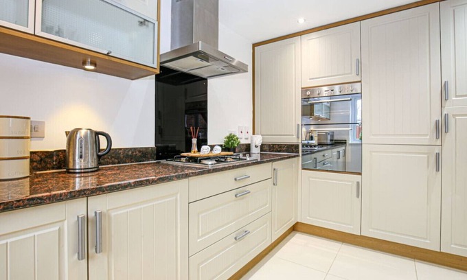 Deanshanger House | Family-Friendly Detached House in Deanshanger, Milton Keynes