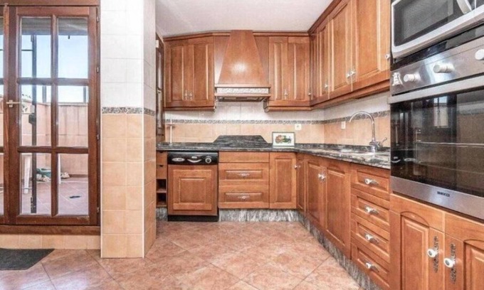 Plaza de Toros-Doctores-San Lazaro Apartment | Family-Friendly Detached House in Scenic Granada