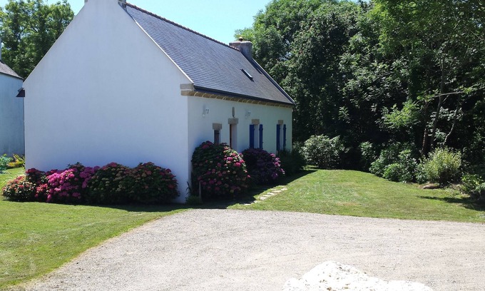 Primelin House | Idyllic Garden Retreat with Pool, Just Steps from the Sea