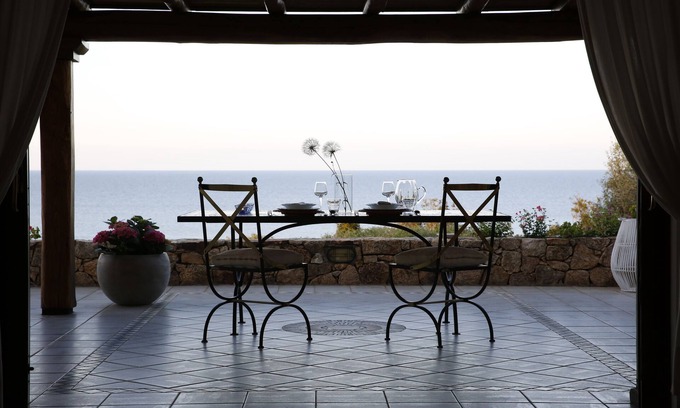 Tanaunella House | Inviting Detached House with Ocean View and Hot Tub