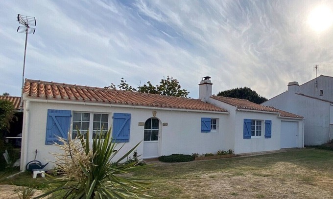 L'Epine House | Idyllic Beachside Retreat in Noirmoutier with Garden Access