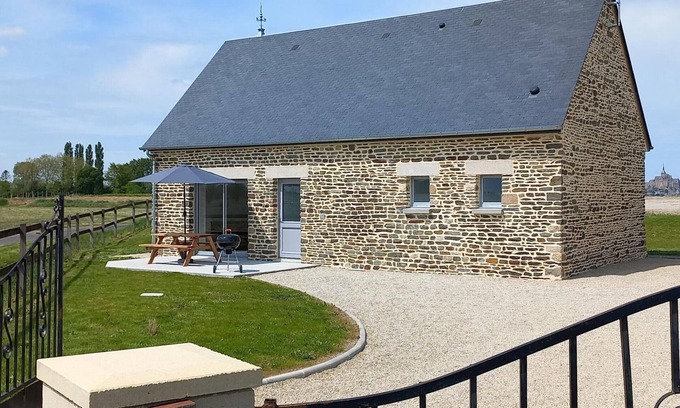 Pontorson Cottage | Gite Pontorson: Family-Friendly Retreat with Spa & Breakfast