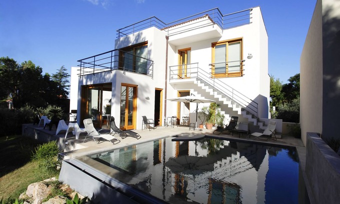 Mandra Capreria Villa | Inviting Villa with Pool Near the Ocean for Families