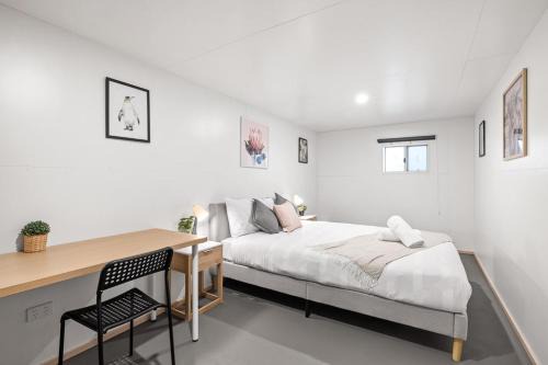 Pymble House | Cozy Queen Room - Steps from Shops & Stations with Kitchen