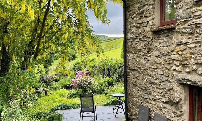 Kendal Cottage | Romantic Barn Retreat with Beautiful Views and Pool Access