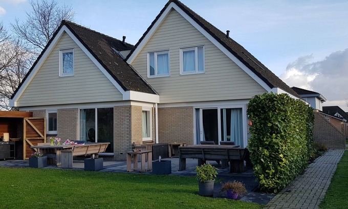 Zeewolde Villa | Idyllic Detached Villa with Pool & Garden near Amsterdam