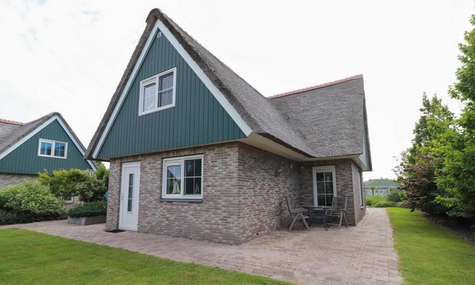 Makkum Cabin | Detached villa with a patio and jetty next to open waters