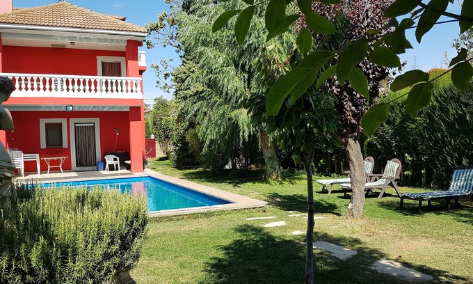 Pinseque Villa | Elegant Villa with Private Pool, Wifi & Family-Friendly Amenities