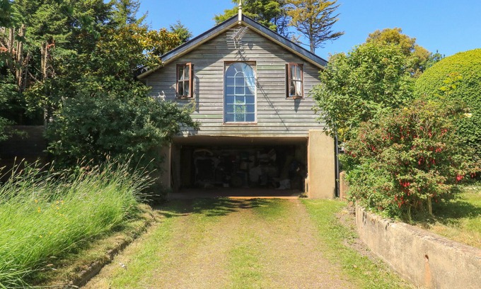 Dunchideock Cottage | Serene Detox Dunchideock Retreat with Garden in Exeter
