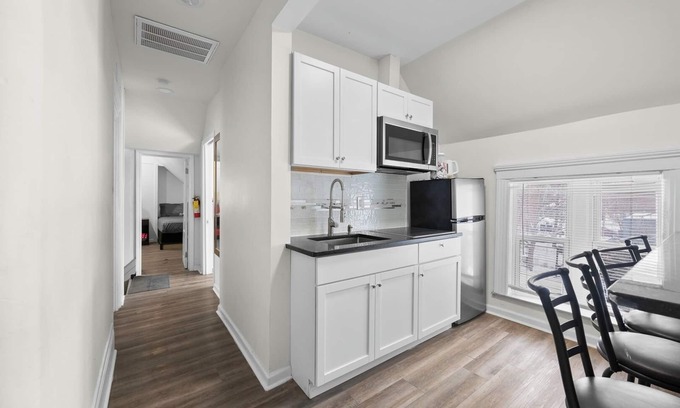 Mexicantown - Southwest Detroit Cottage | Detroit Getaway: 2-bedroom Apartment for 7 & Wifi