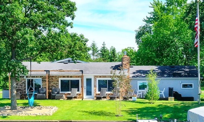 Detroit Lakes House | Unforgettable Getaway: Rent a Pontoon with Kayaks & More