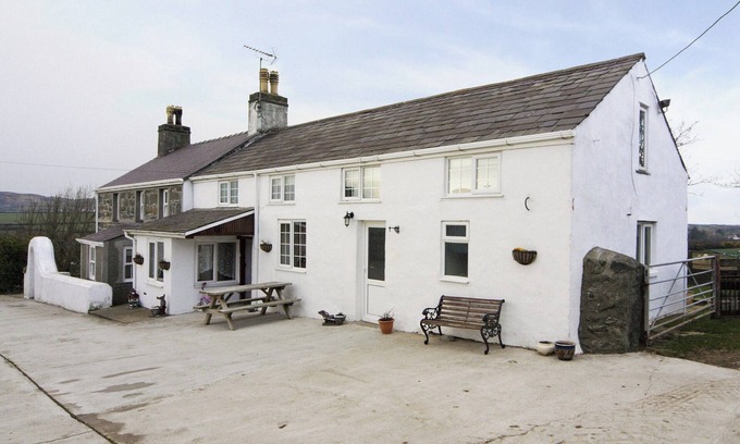 Aberdaron Cottage | Pet-Friendly 3 Bedroom Getaway in Aberdaron with Ocean Views