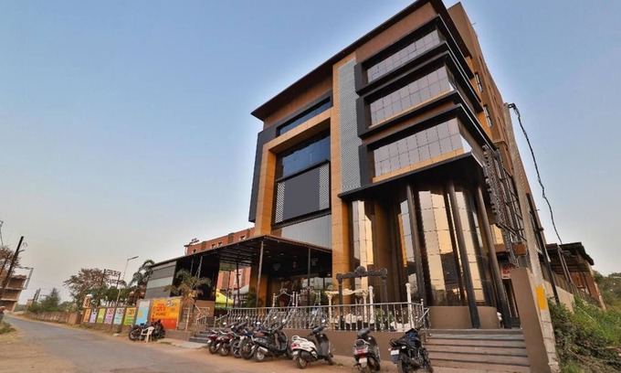 Nadiad Hotel | Budget-Friendly Dev Motel & Banquet with Family Amenities