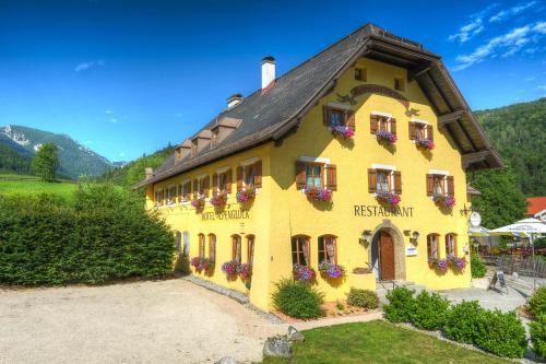 Weissbach an der Alpenstrasse Hotel | Discover DEVA Hotel Alpenglück: Pet Friendly Retreat