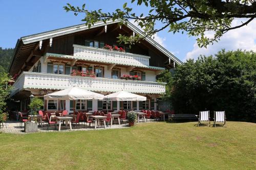 Entfelden Hotel | Discover DEVA Villa Mittermaier: 4-Star Family Getaway