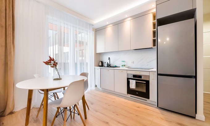 Grochow Apartment | Stylish Develia Mała Praga Apartment with Family Amenities