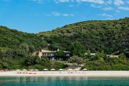 Develikia Villa | Experience DEVELIKIA PRIVATE VILLA 3 in Ierissos – Rated 10/10