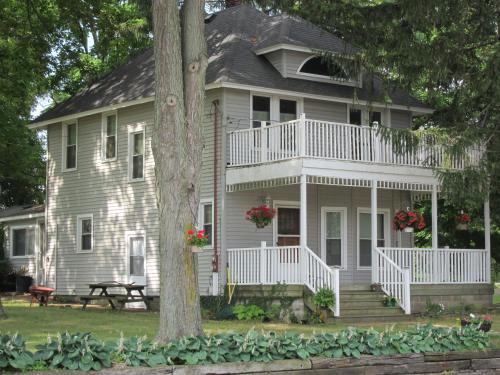Manitou Beach Hotel | Discover Devil's Lake Inn & Inn Too: Family-Friendly Retreat
