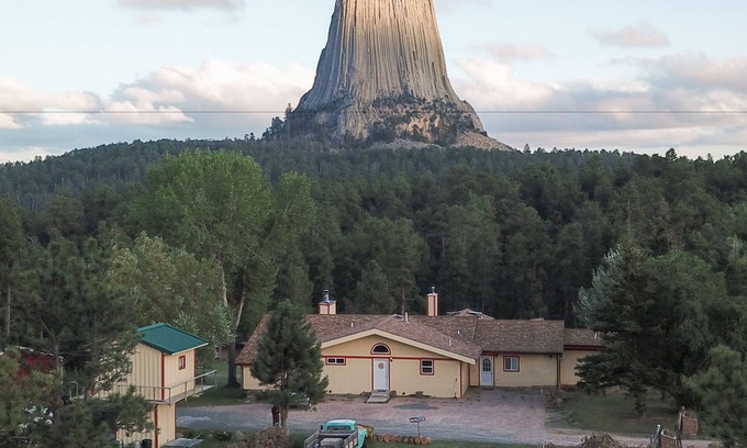 Devils Tower Bed & Breakfast | Inviting Devils Tower Lodge: Guest Rated 9.6 with Breakfast