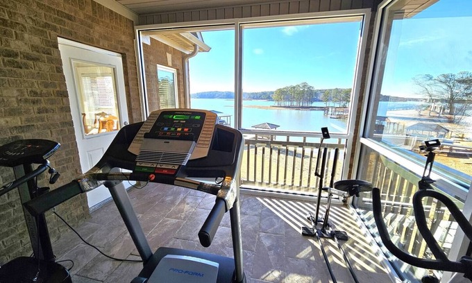 Shady Bay House | Devine Destination: Relax by the Lake with Top Amenities