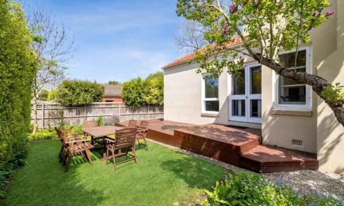 Lake Wendouree House | Bright and Welcoming Devon by the Lake in Ballarat