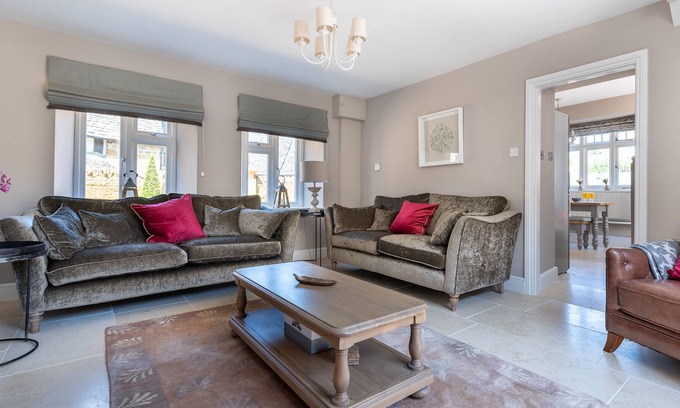 Broadway Cottage | Devonshire Cottage: Family-Friendly Retreat in Broadway