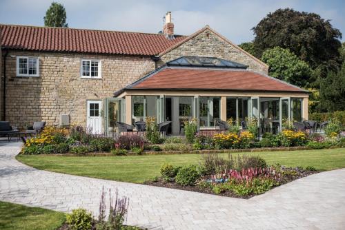 Kirby Misperton Hotel | Discover Dewars Restaurant and Rooms: Pet Friendly & Pool