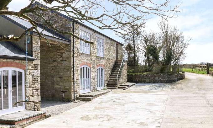 Penryn Cottage | Experience Comfort at Dexter: Pet-Friendly & Spa Amenities
