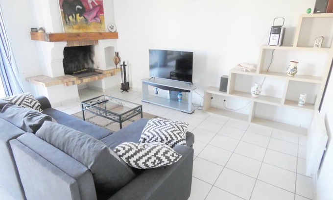 Herm House | Family-Friendly Gîte at Deze Bis - Ideal for Your Getaway