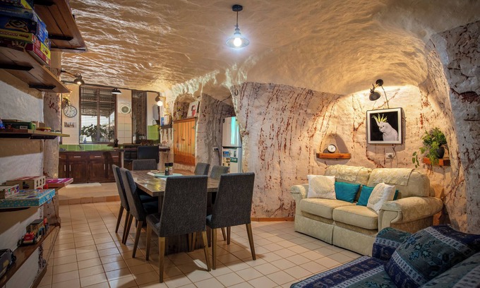 Coober Pedy House | Pet-Friendly Di's Dugouts: Rated 10/10 for Family Fun