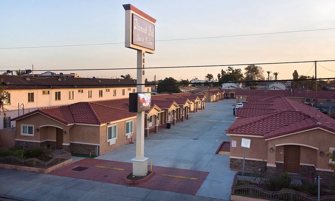 Bell Hotel | Cozy Diamond Bell Inn & Suites with Breakfast & Family Amenities