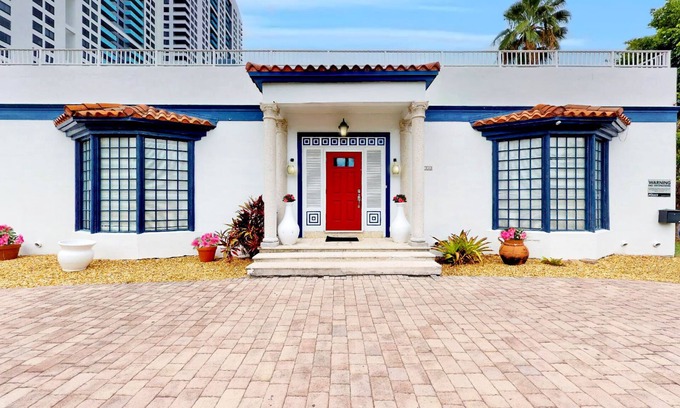 West Avenue Villa | Diamond Great Villa: Ideal for Large Groups in South Beach