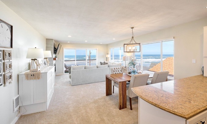 Lincoln City Condo | Oceanfront Suite at Diamond in the Reef - Rated 10/10
