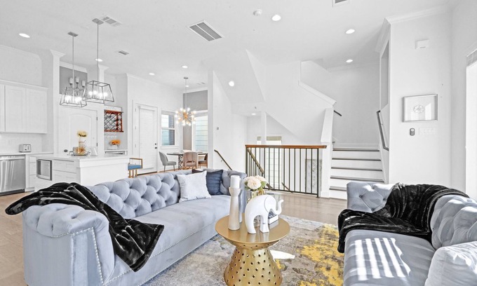 South Central Houston House | Diamond Oasis: Two Balconies & Soaking Tub Awaits You