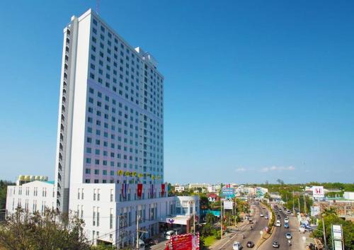 Makham Tia Hotel | Discover Diamond Plaza Hotel with Pool & Family Amenities