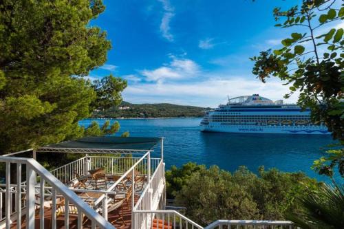 Lozica House | Diamond Sea - Family-Friendly Retreat with Ocean Terrace
