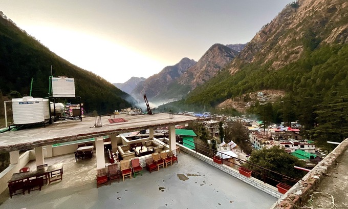 Kasol Hotel | Relaxing Stays at One Light - Kasol with Hot Tub & Dining