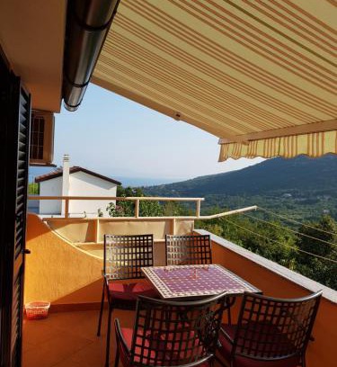 Golovik Apartment | Oceanfront Family Retreat at Diana Apartman - 4-Star Stay
