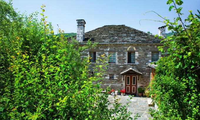 Mikro Papigko House | Pet-Friendly Dias Guesthouse with Restaurant & Family Amenities