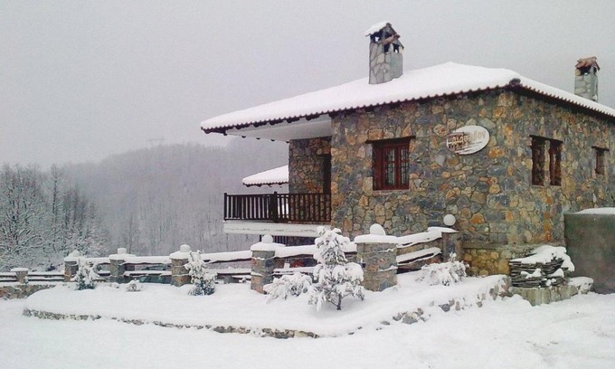 Elatochori Apartment | Discover Diaselon: Family-Friendly Stay with Hot Tub & Breakfast
