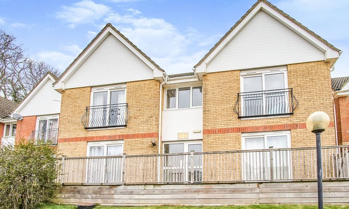 Ryde Apartment | Cozy Dickens Apartment for Two with Breakfast Included