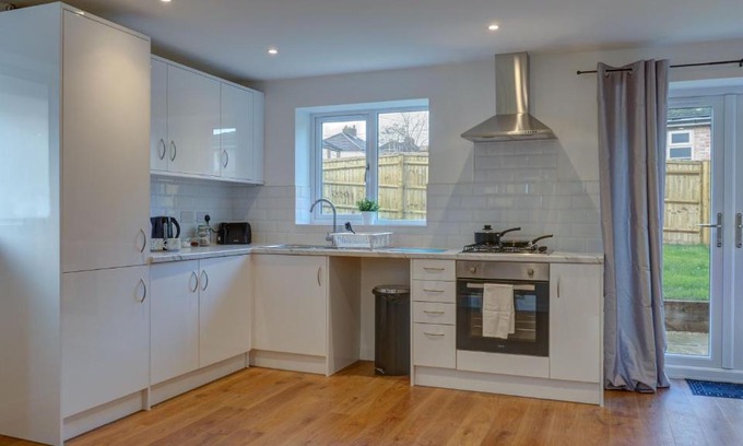 Didcot Apartment | Didcot Flat with Garden & Parking - Pet Friendly Retreat