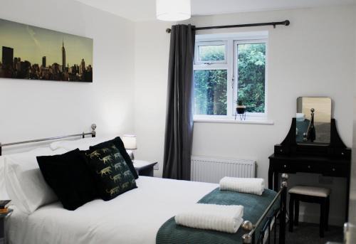 Didcot Apartment | Cozy Didcot Flat with Garden, Parking & Pet Friendly