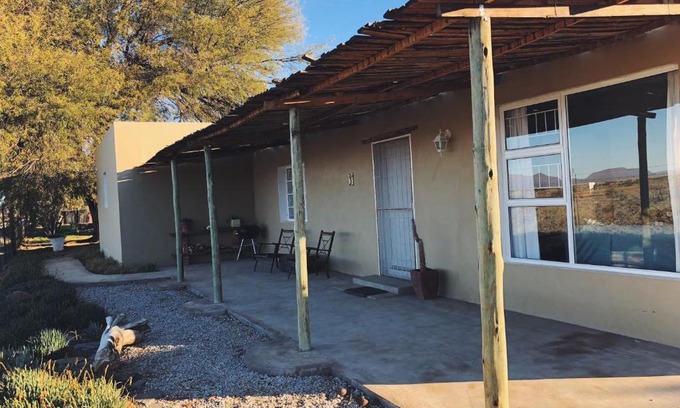 Calvinia House | Discover Die Lemoenhuis: Pet-Friendly Retreat with Kitchen