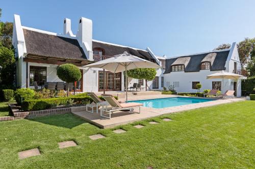 Somerset West House | Elegant Die Rietdak: 4-Bedroom Oceanfront Retreat