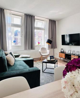 Stade Apartment | Die Stader Maisonette: Family-Friendly & Pet Friendly Stay
