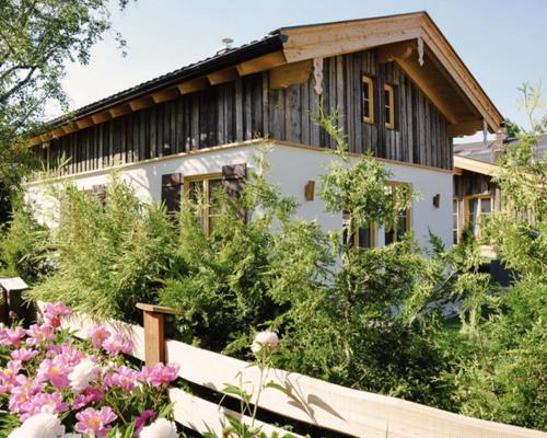 Egern Ski Chalet | Explore Die Zwei Chalets am Tegernsee with Ocean Views