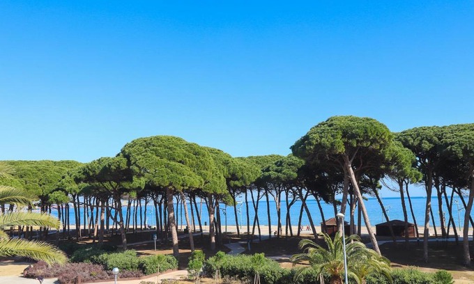 La Pineda Apartment | Inviting DIFFERENTFLATS Dms with Oceanfront Views